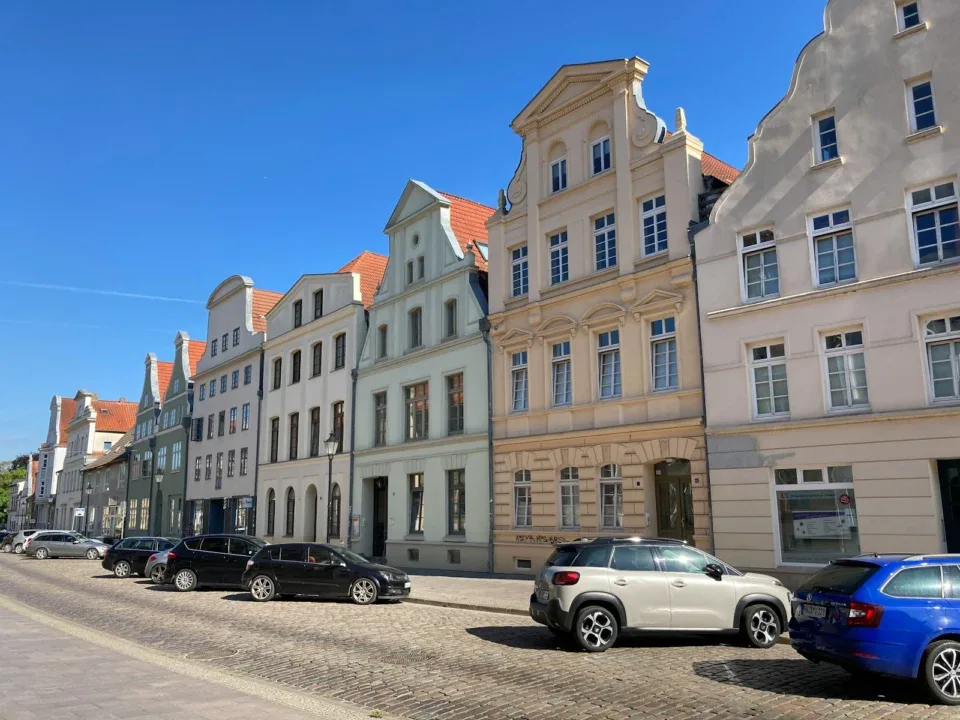a group of cars parked in front of a building