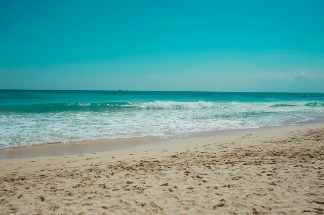 sea waves crashing on shore during daytime